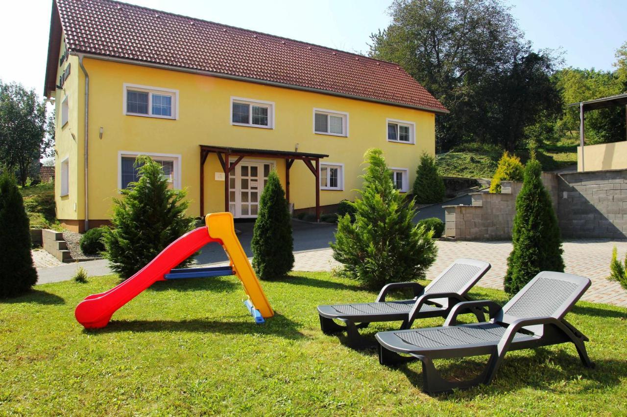 Cerny Kocour Apart Hotel Sarovy Dış mekan fotoğraf