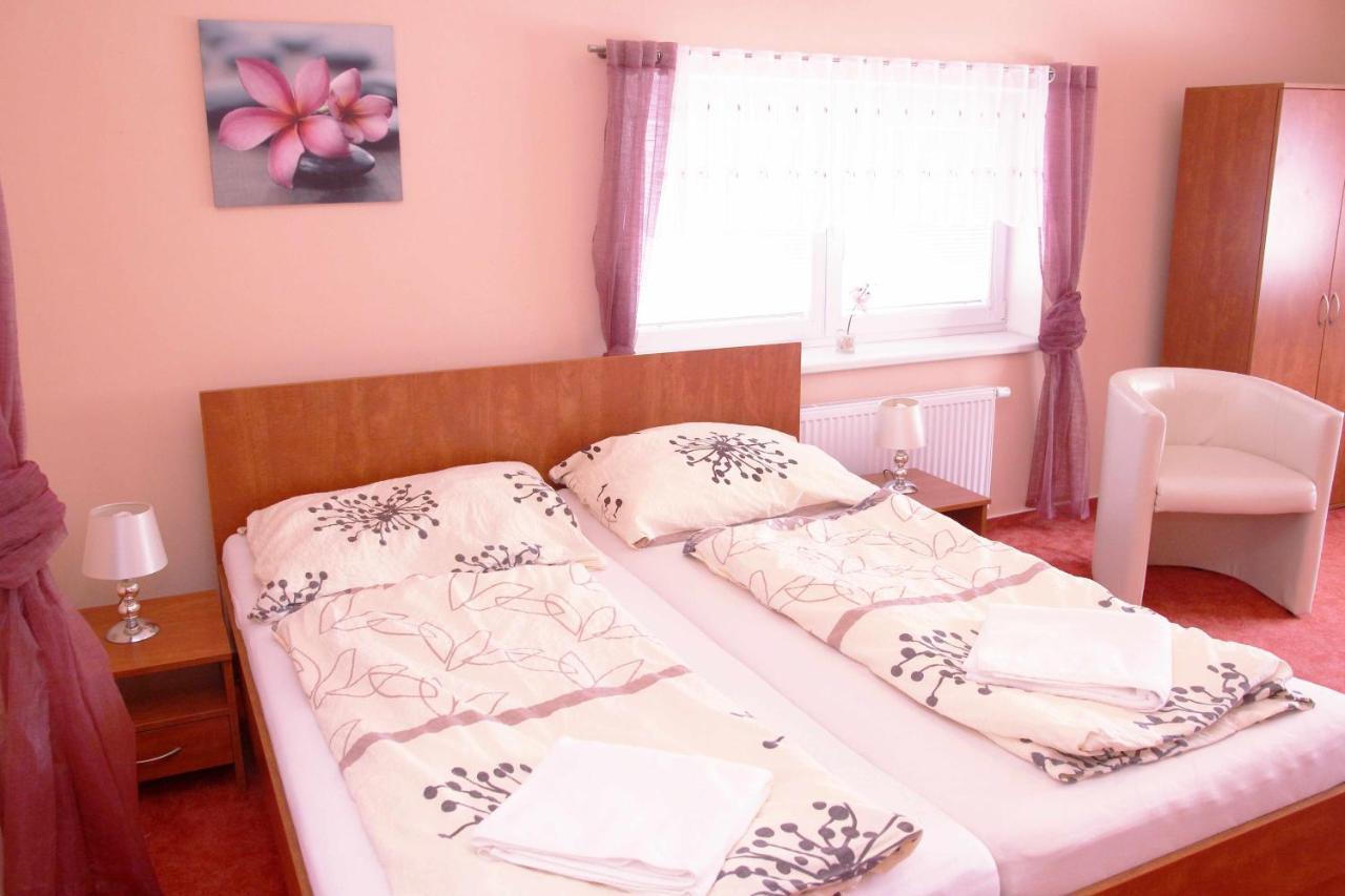 Cerny Kocour Apart Hotel Sarovy Dış mekan fotoğraf